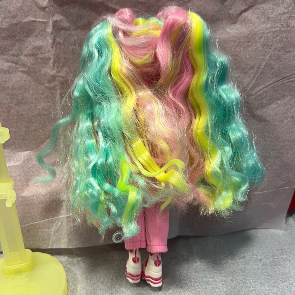 LOL Surprise OMG Sunshine Makeover Bubblegum DJ Fashion Doll - Picture 4 of 4